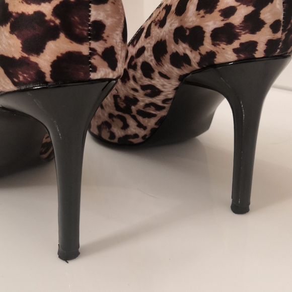 Marc Fisher Animal Print Heels, 8M - Picture 4 of 5